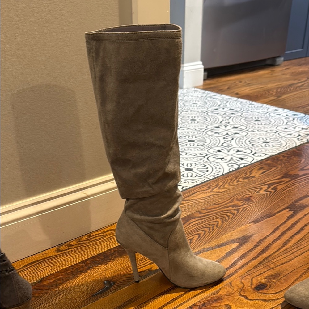Jennifer Lopez Tan Heeled Boots with Sleek Silhouette and Pointed Toe
